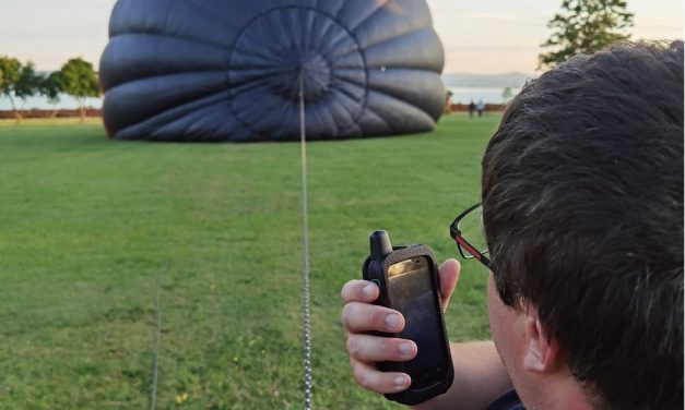 eChat hálózati rádió hőlégballonon.